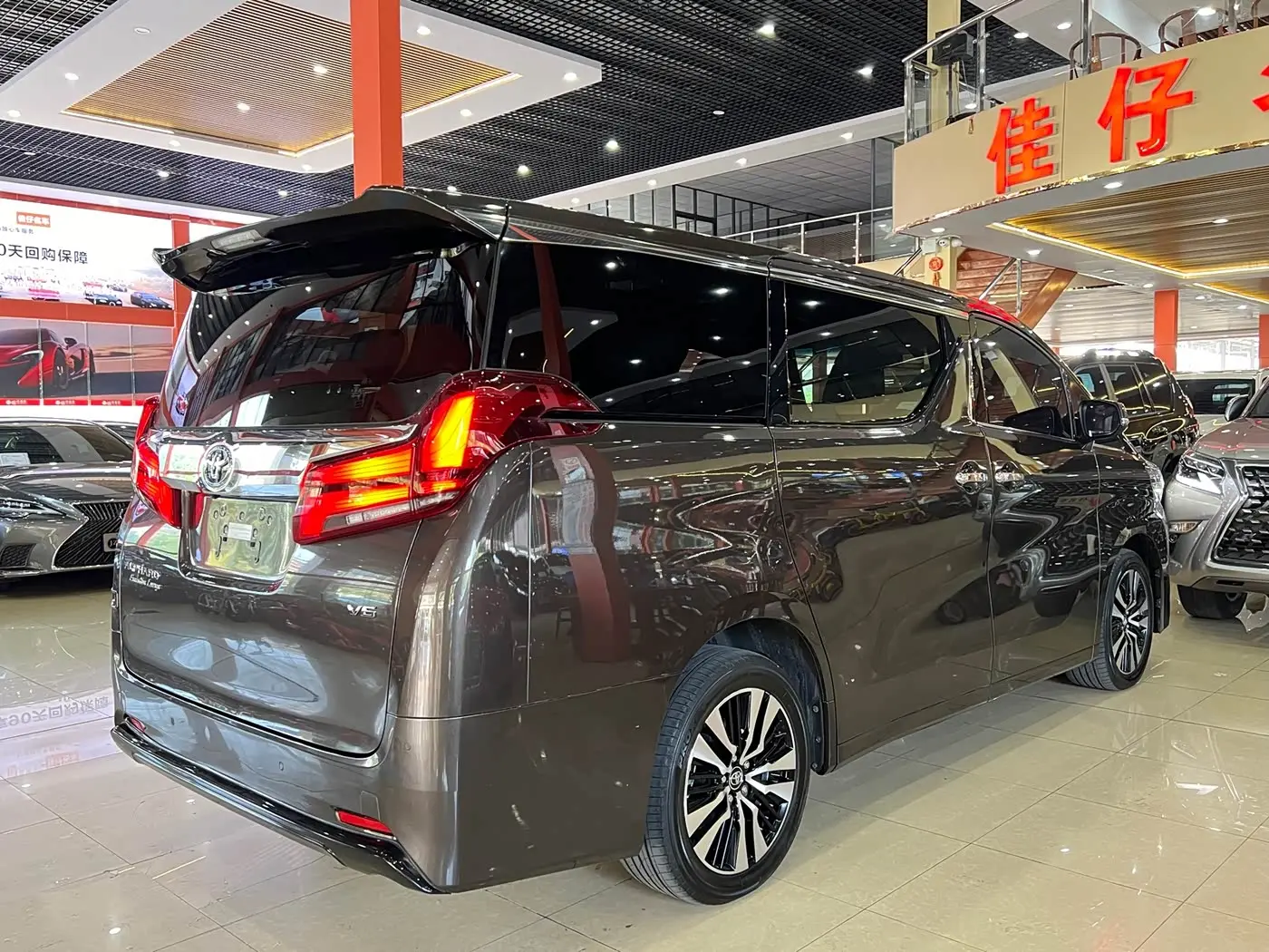 Toyota Alphard 2018 — Photo 5/17