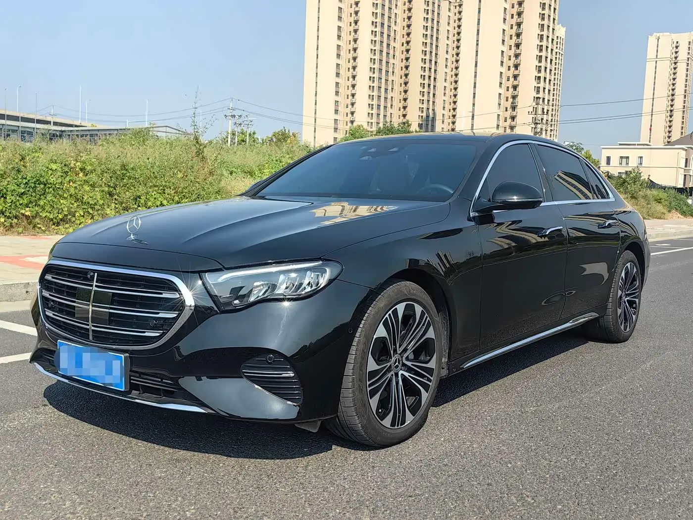 Mercedes-Benz E-Class 2025 — Photo 1/12