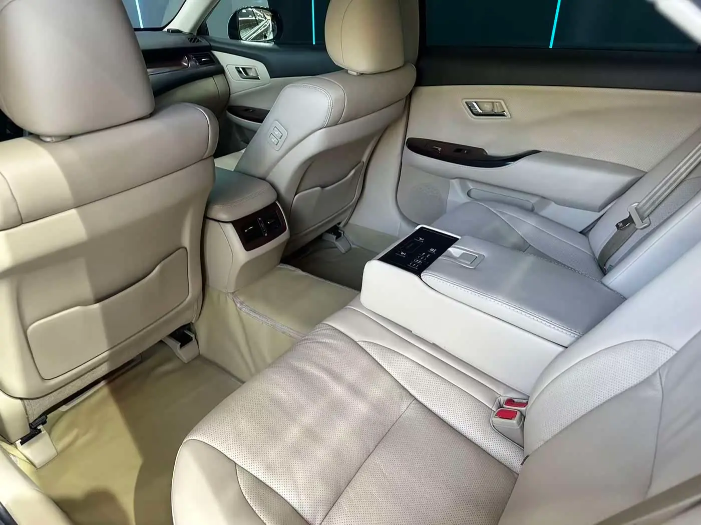 Toyota Crown 2012 — Photo 10/12