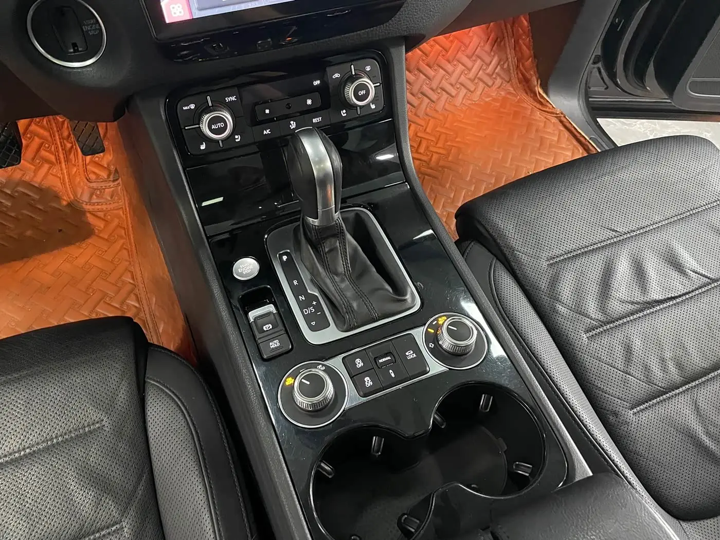 Volkswagen Touareg 2016 — Şəkil 11/15