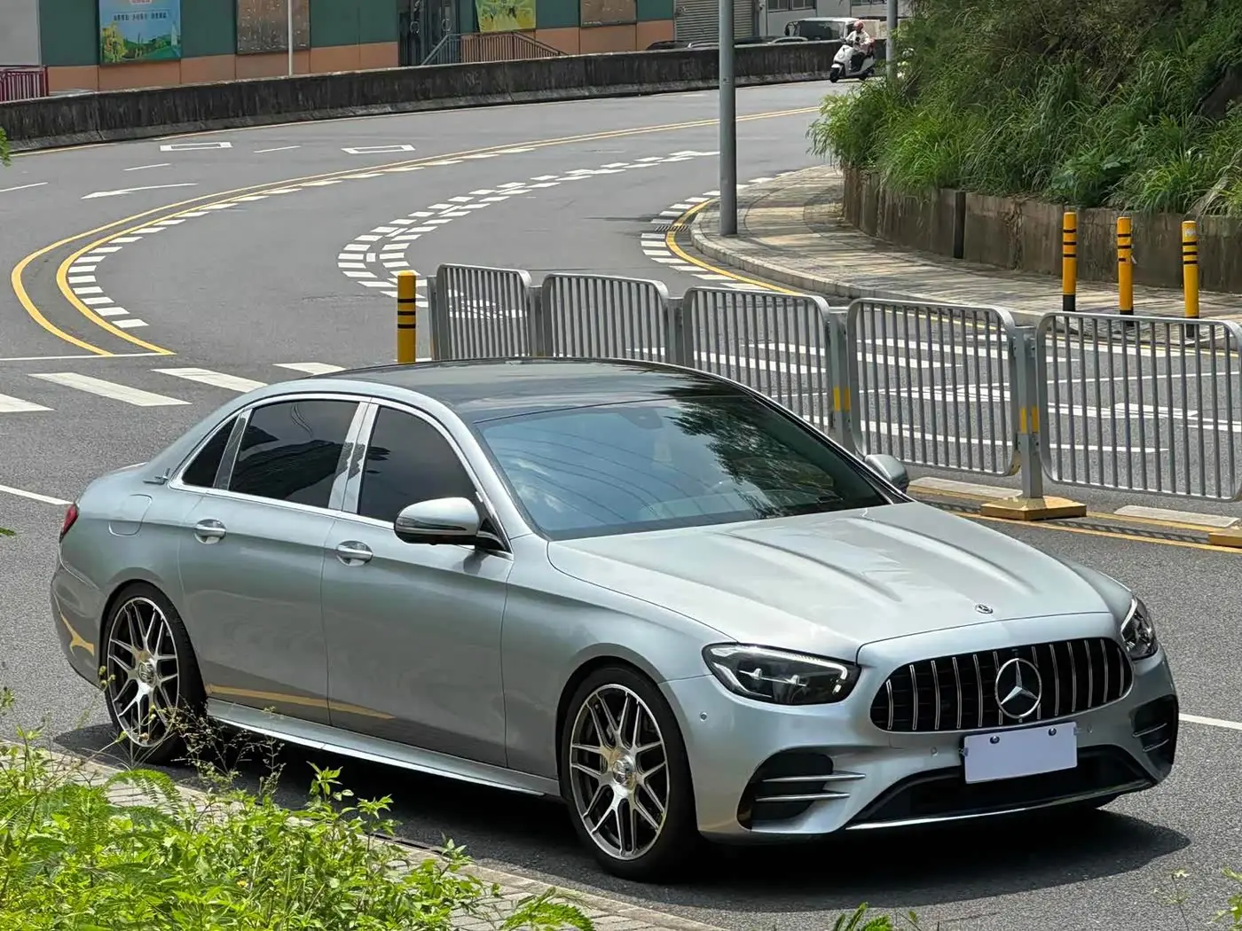 Mercedes-Benz E-Class 2021 — Photo 2/13