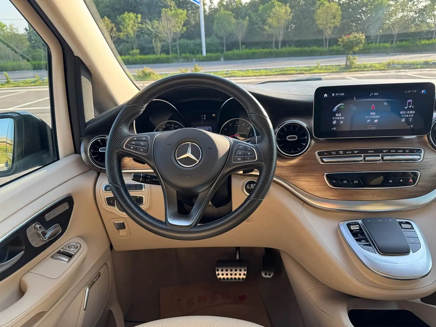 Mercedes-Benz V-Class 2022 — Photo 18/20