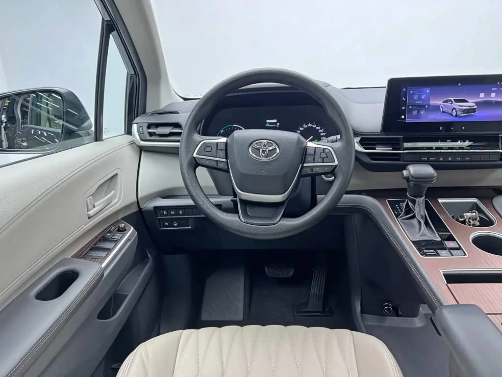 Toyota Sienna 2024 — Фото 18/20