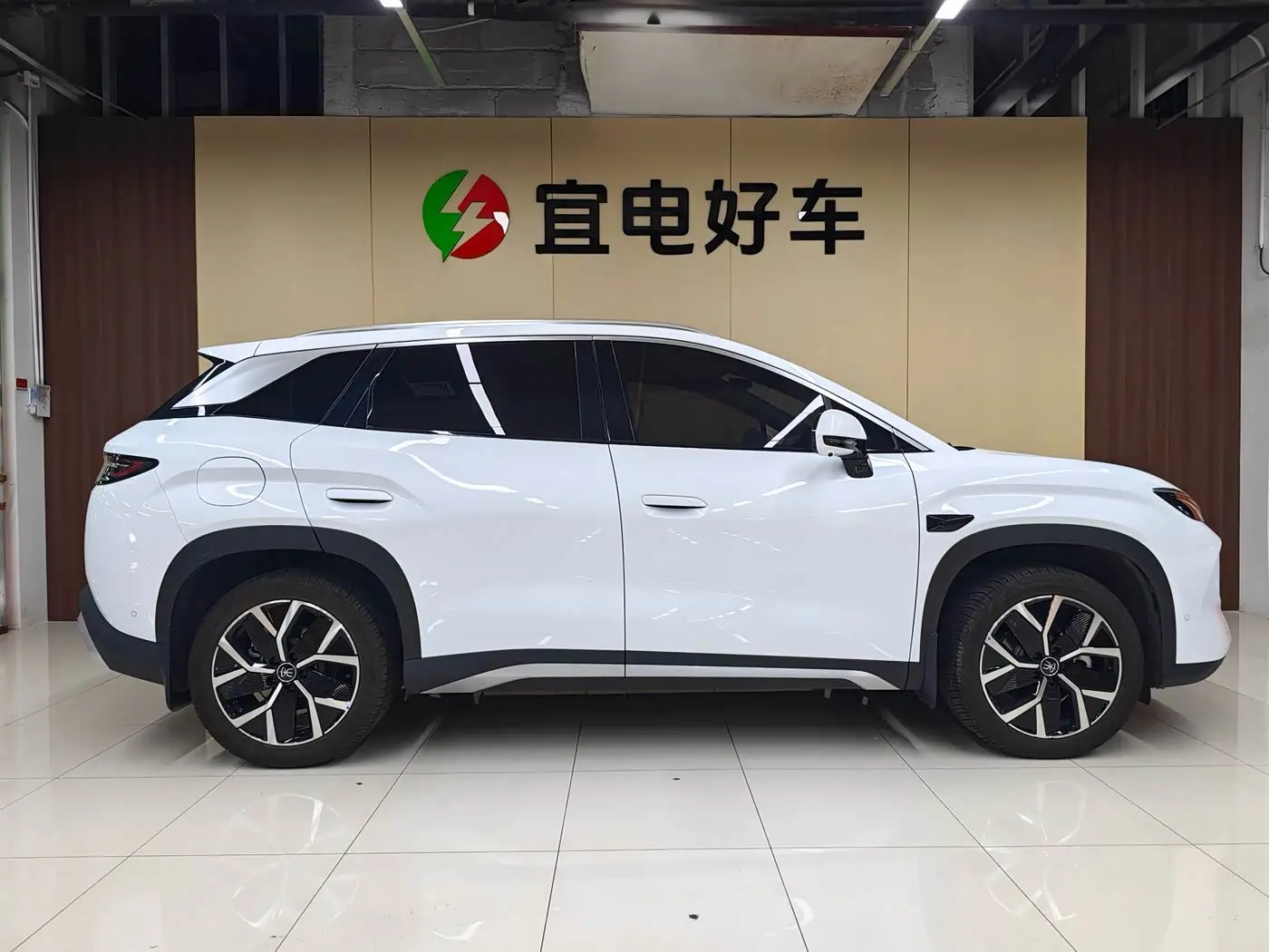 BYD Song L DM-i 2025 — Фото 4/17