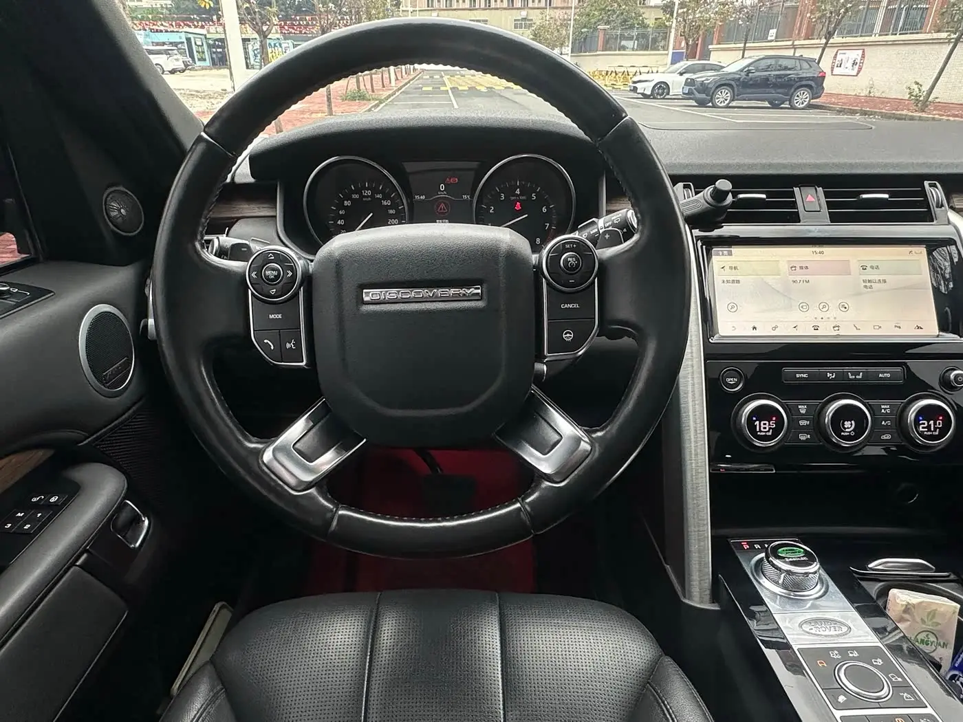 Land Rover Discovery 2017 — Фото 12/18