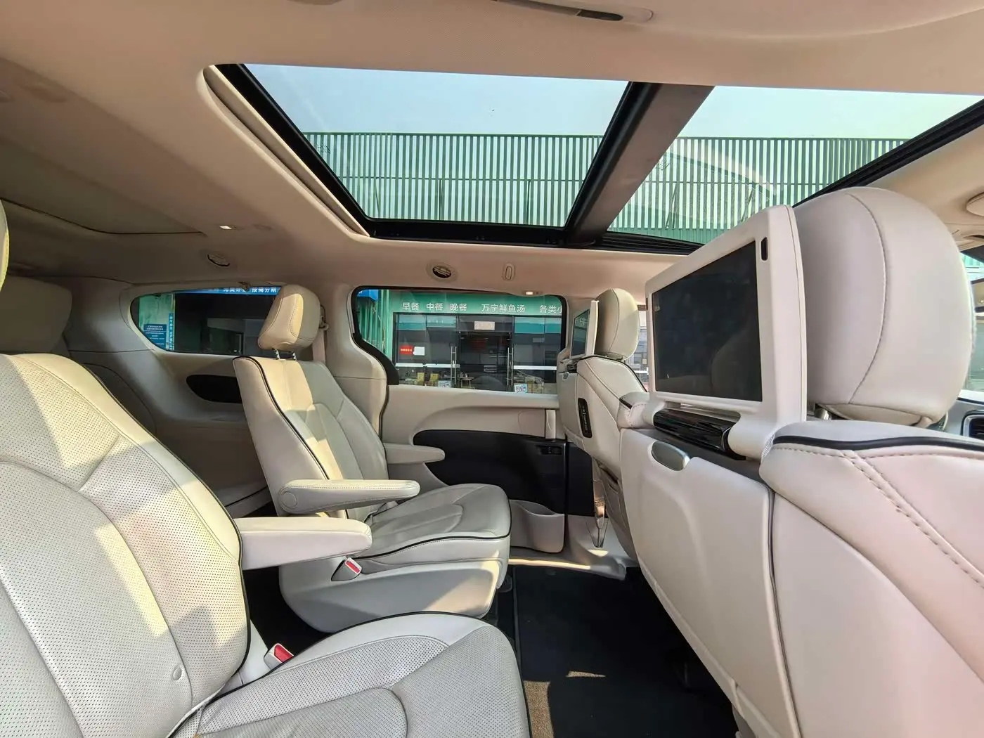 Chrysler Grand Caravan PHEV 2019 — Photo 12/17