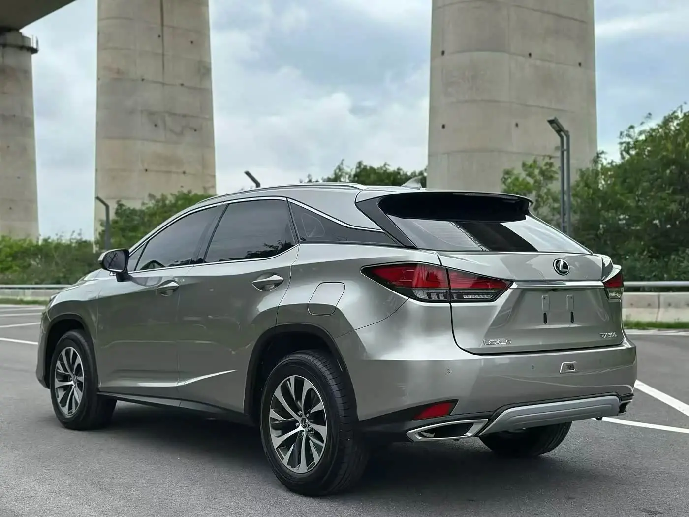Lexus RX 2022 — Photo 8/9