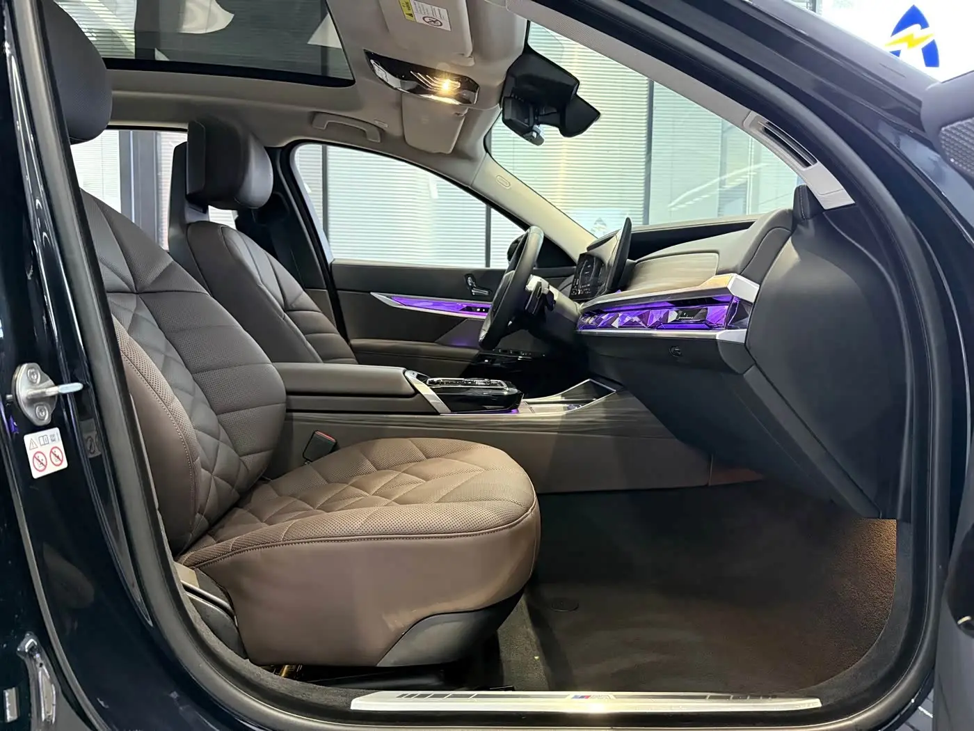 BMW 7 Series 2025 — Photo 8/18