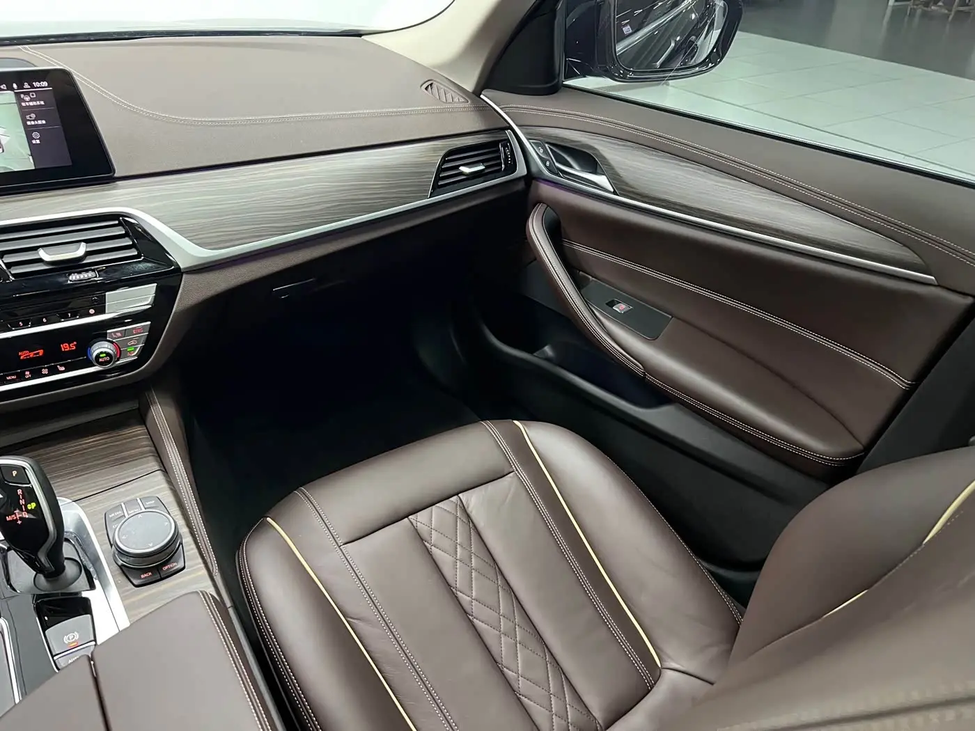 BMW 5 Series 2020 — Photo 8/9