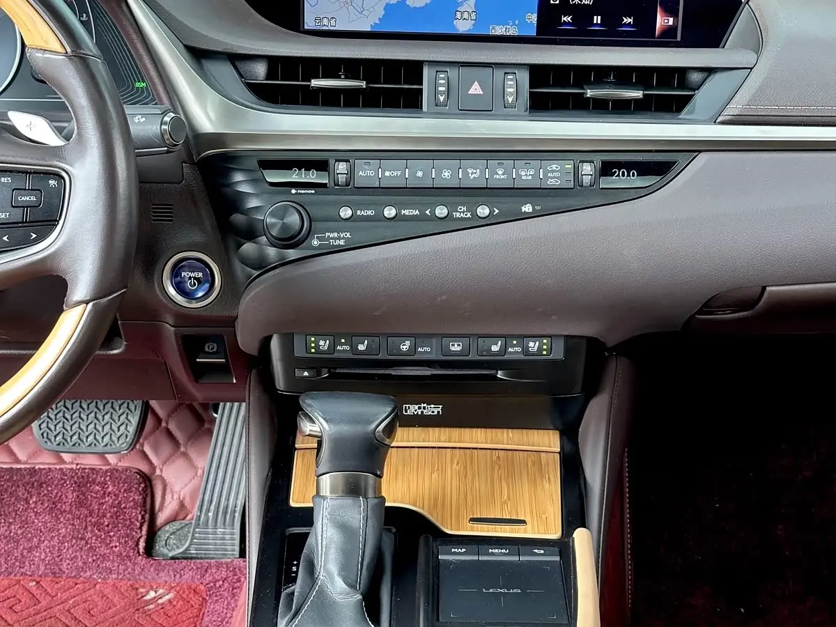 Lexus ES 2019 — Photo 13/20