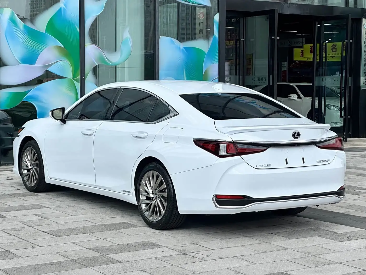 Lexus ES 2019 — Photo 7/20