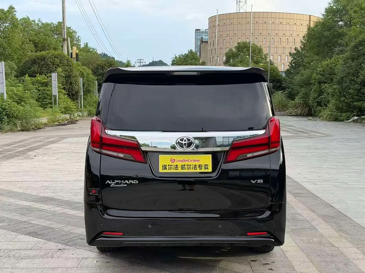 Toyota Alphard 2019 — Photo 5/13