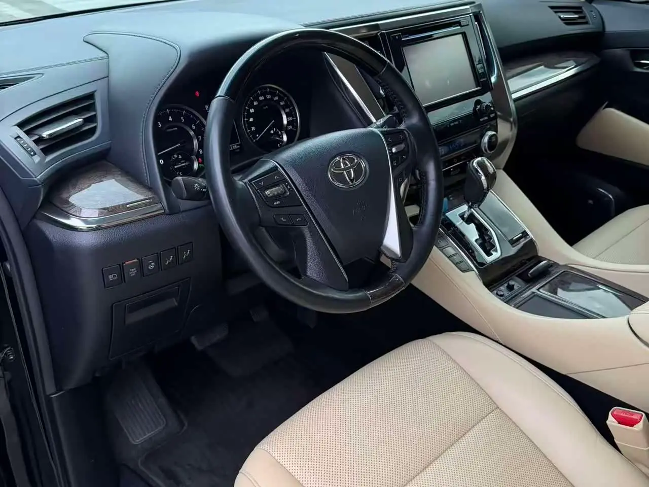 Toyota Alphard 2019 — Photo 8/13