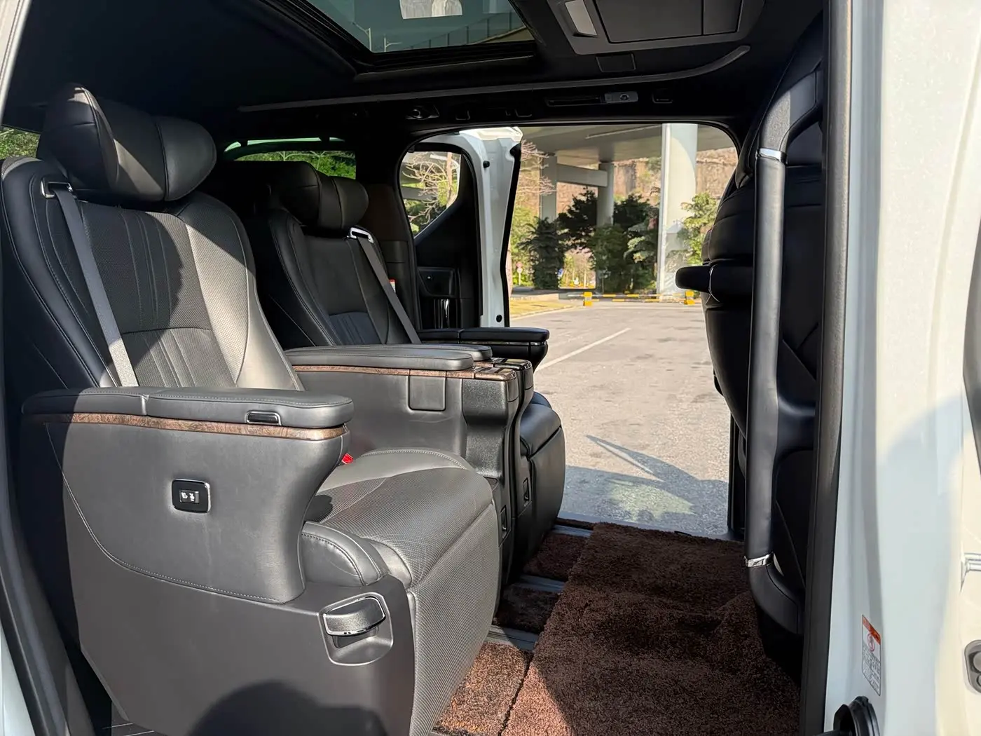 Toyota Alphard 2022 — Фото 8/20