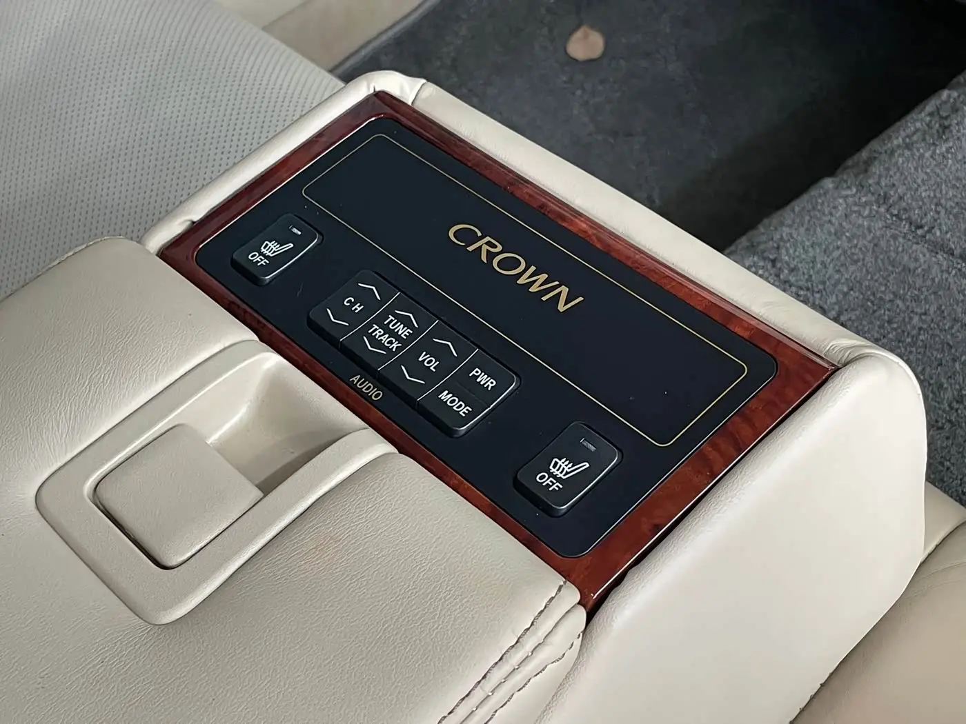 Toyota Crown 2015 — Фото 19/20