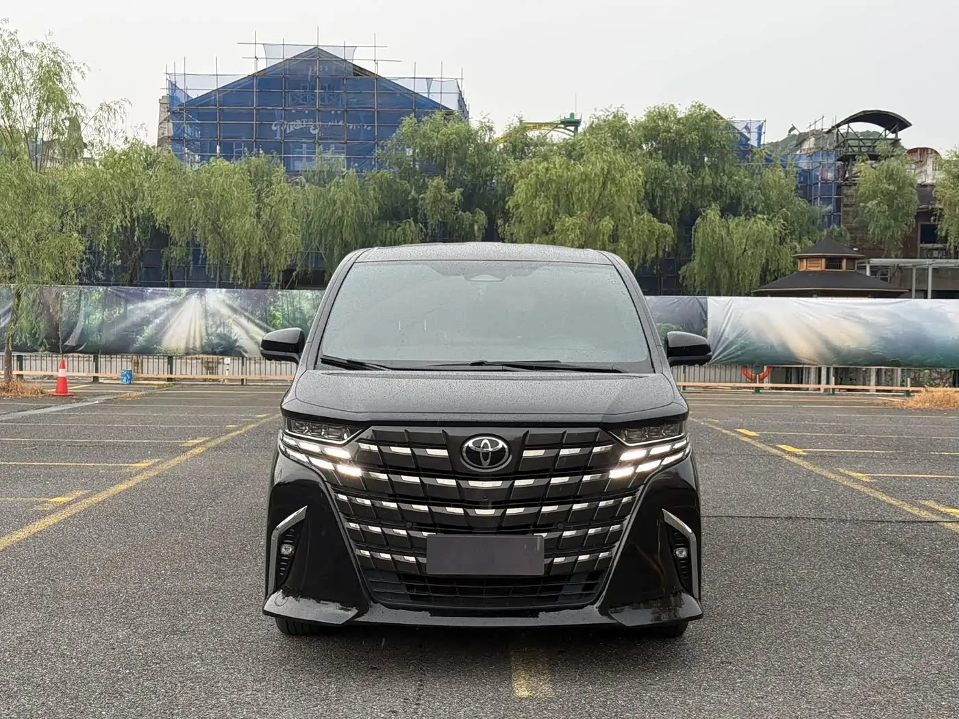 Toyota Vellfire 2023 — Photo 5/18