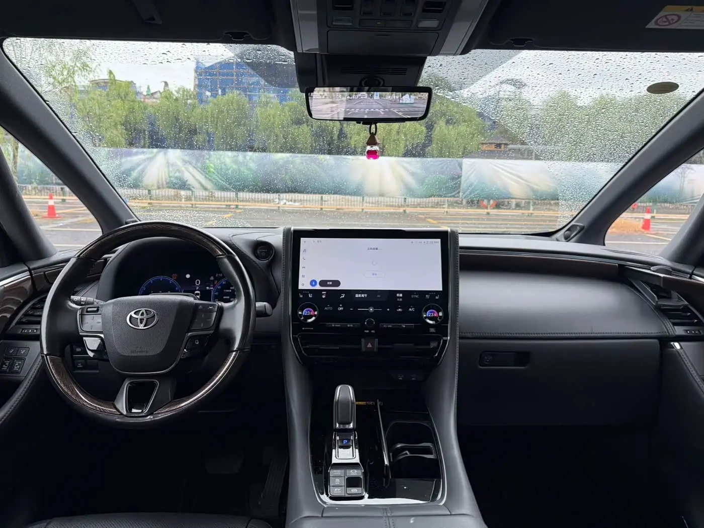 Toyota Vellfire 2023 — Photo 8/18
