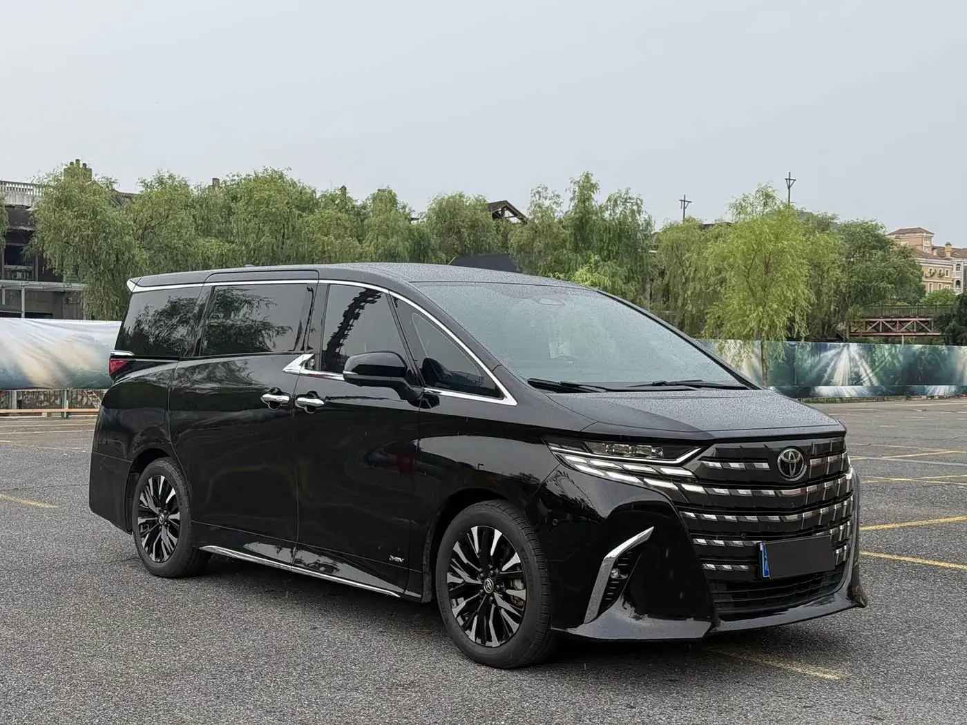 Toyota Vellfire 2023 — Photo 2/18