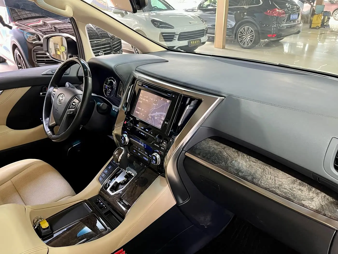 Toyota Alphard 2020 — Photo 16/19