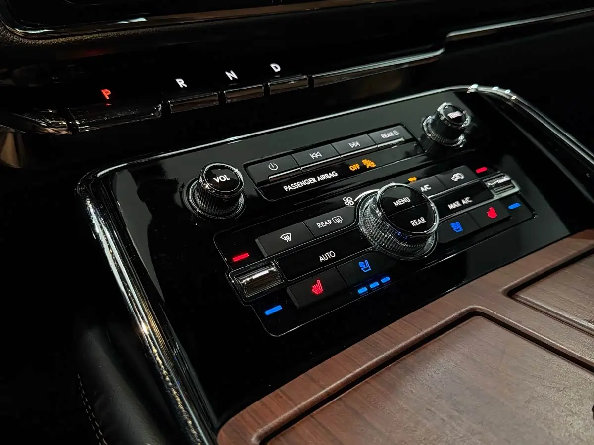 Lincoln Navigator 2021 — Photo 12/20