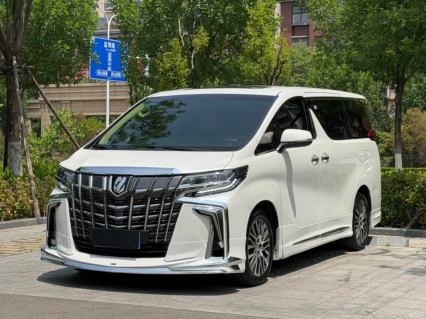 Toyota Alphard 2016 — Photo 3/18