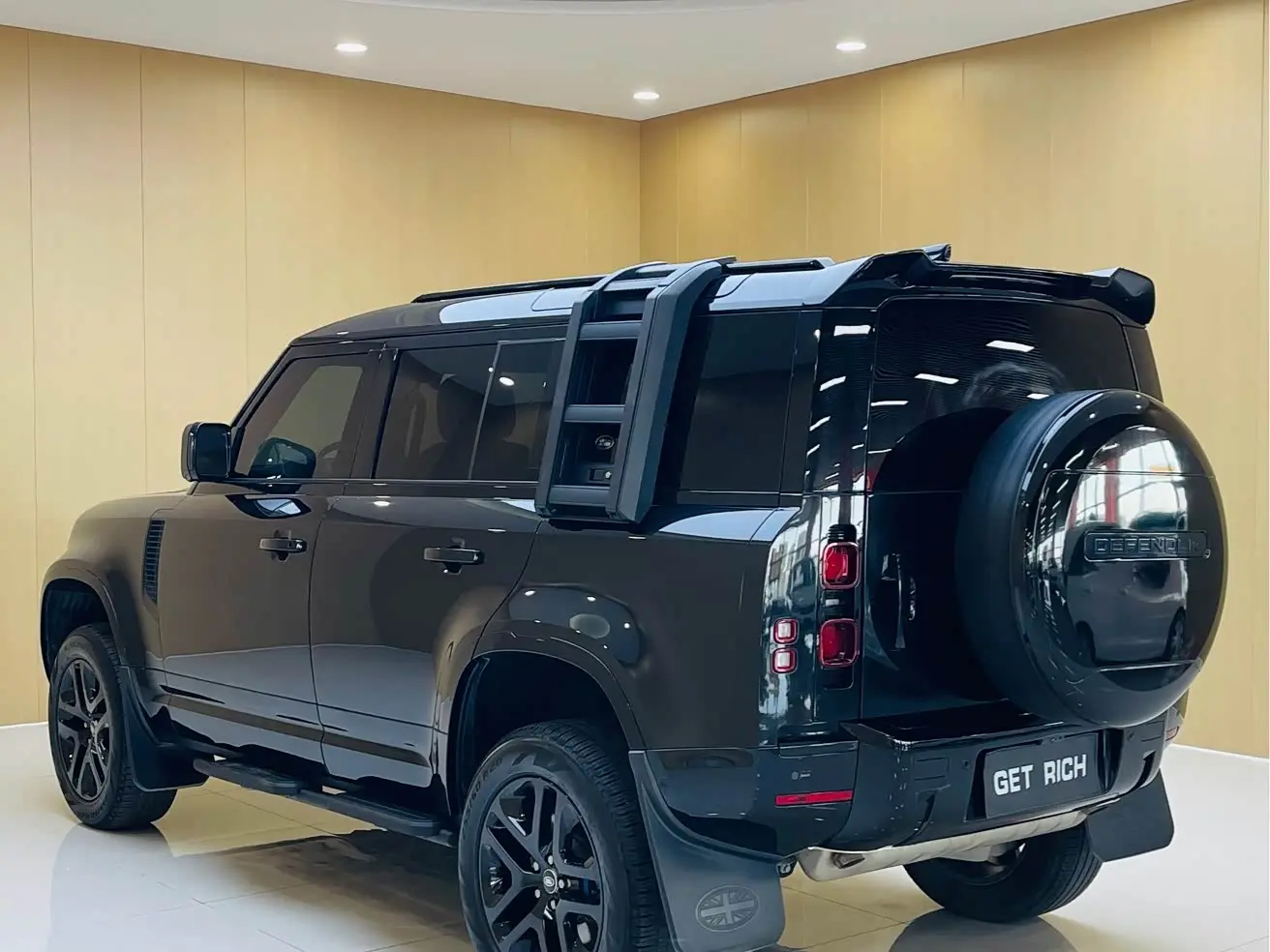 Land Rover Defender 2023 — Photo 7/18