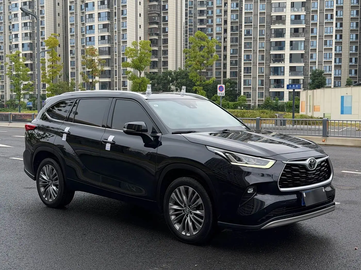 Toyota Highlander 2023 — Фото 3/18