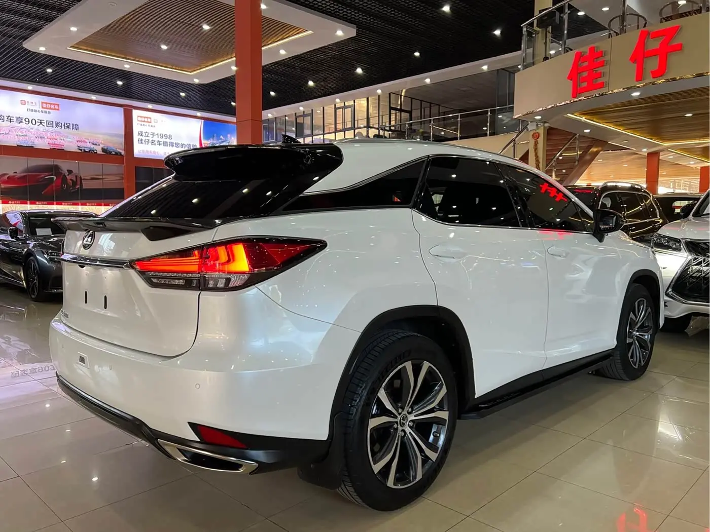 Lexus RX 2022 — Фото 4/17