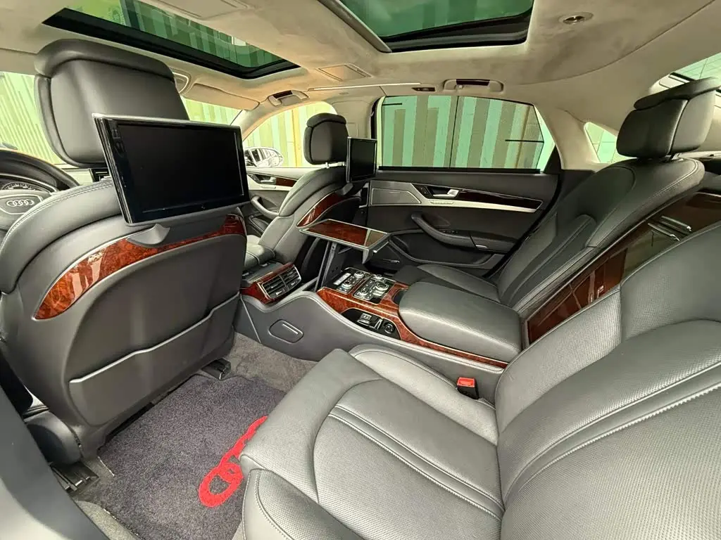 Audi A8 2011 — Photo 9/16