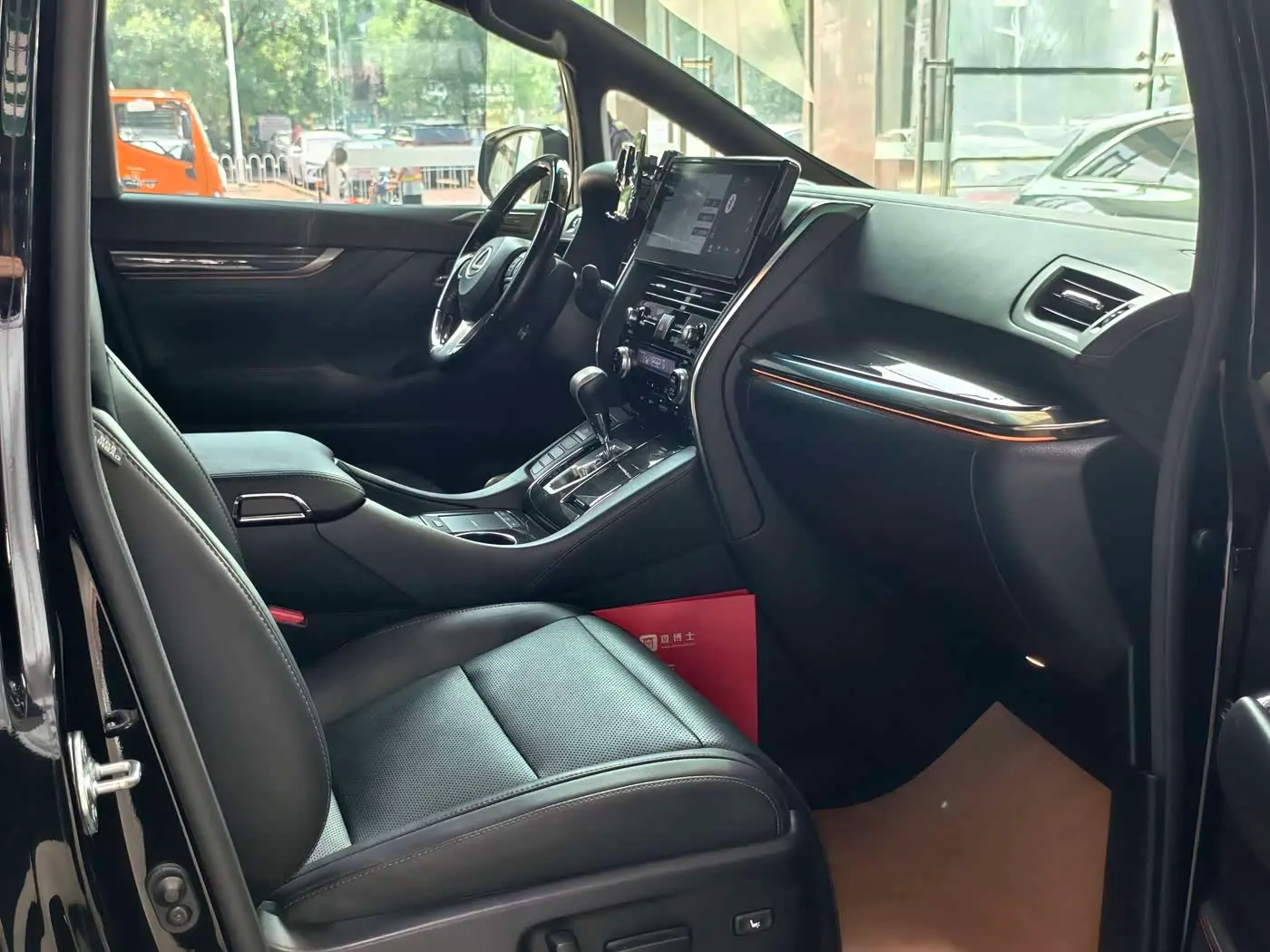 Lexus LM 2021 — Photo 10/20