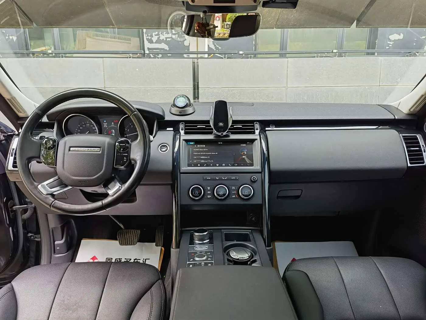 Land Rover Discovery 2019 — Photo 15/15