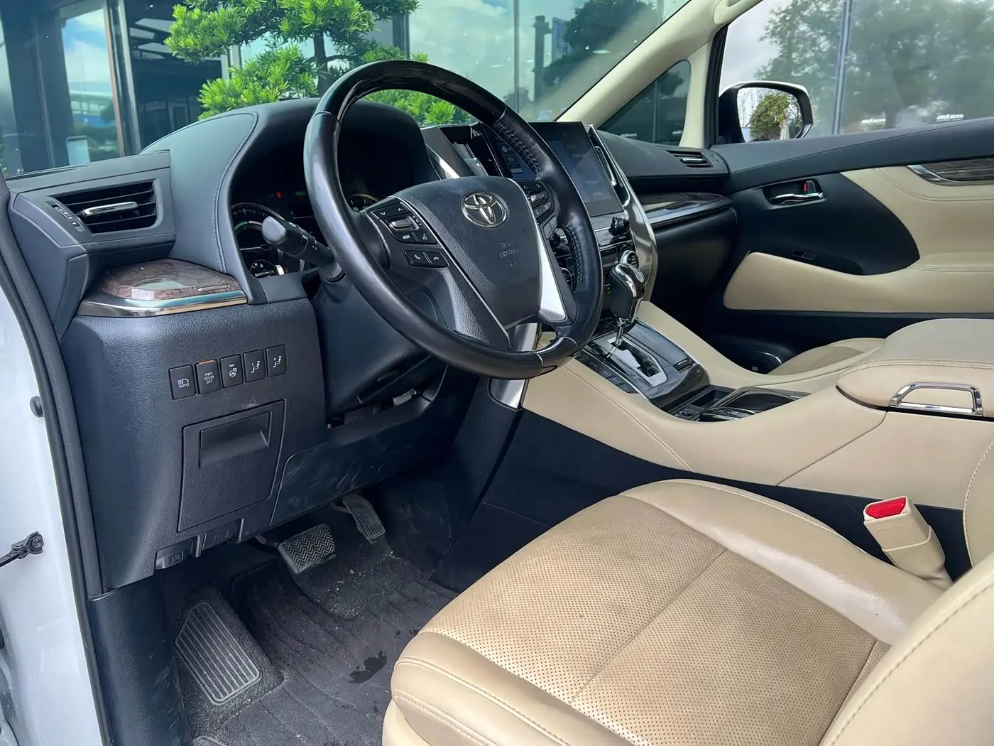 Toyota Vellfire 2023 — Photo 2/10