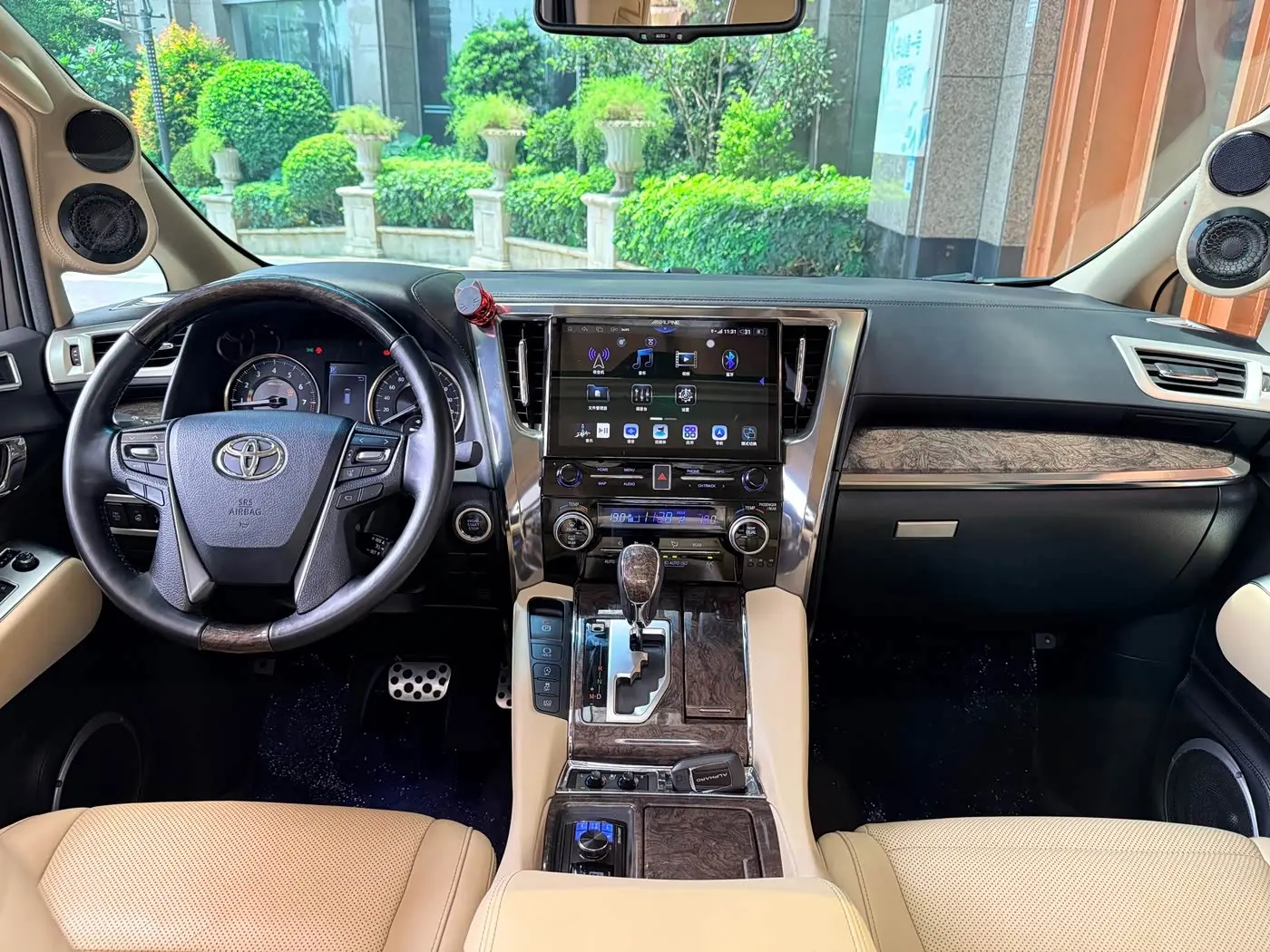 Toyota Alphard 2018 — Photo 14/20