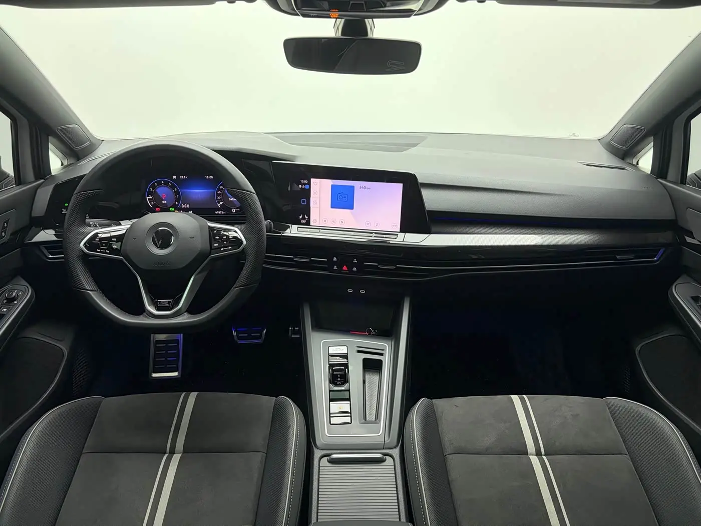 Volkswagen Golf 2023 — Photo 6/20