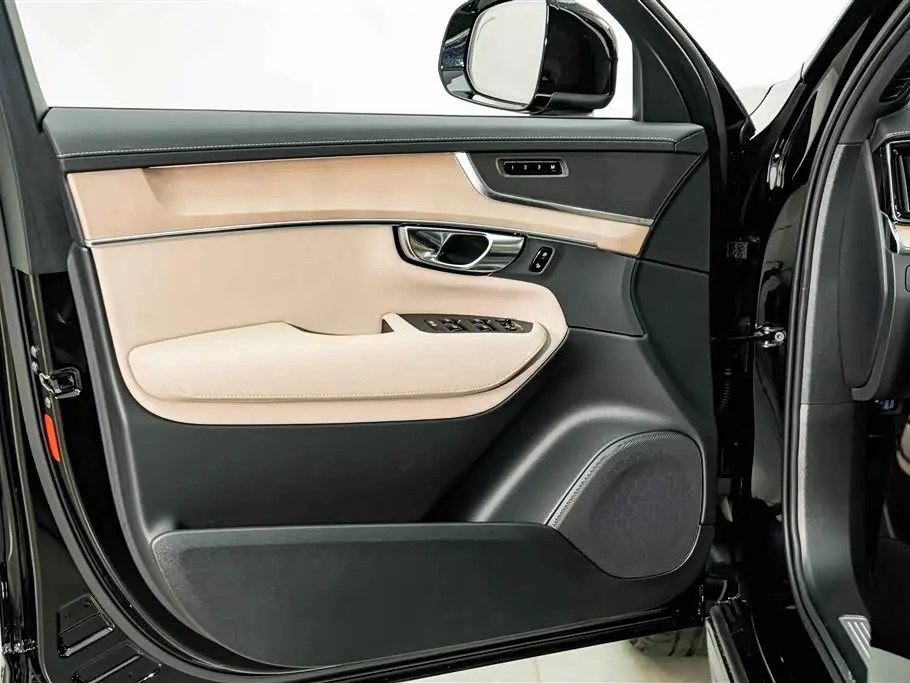 Volvo XC90 Plug-in Hybrid 2026 — Photo 17/20