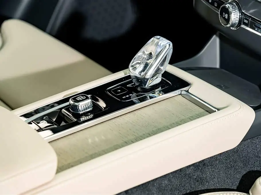 Volvo XC90 Plug-in Hybrid 2026 — Photo 19/20