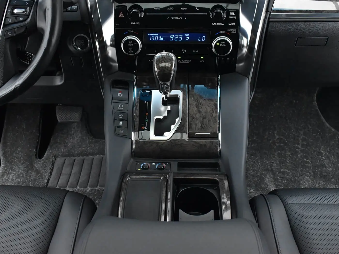 Toyota Alphard 2018 — Photo 7/20