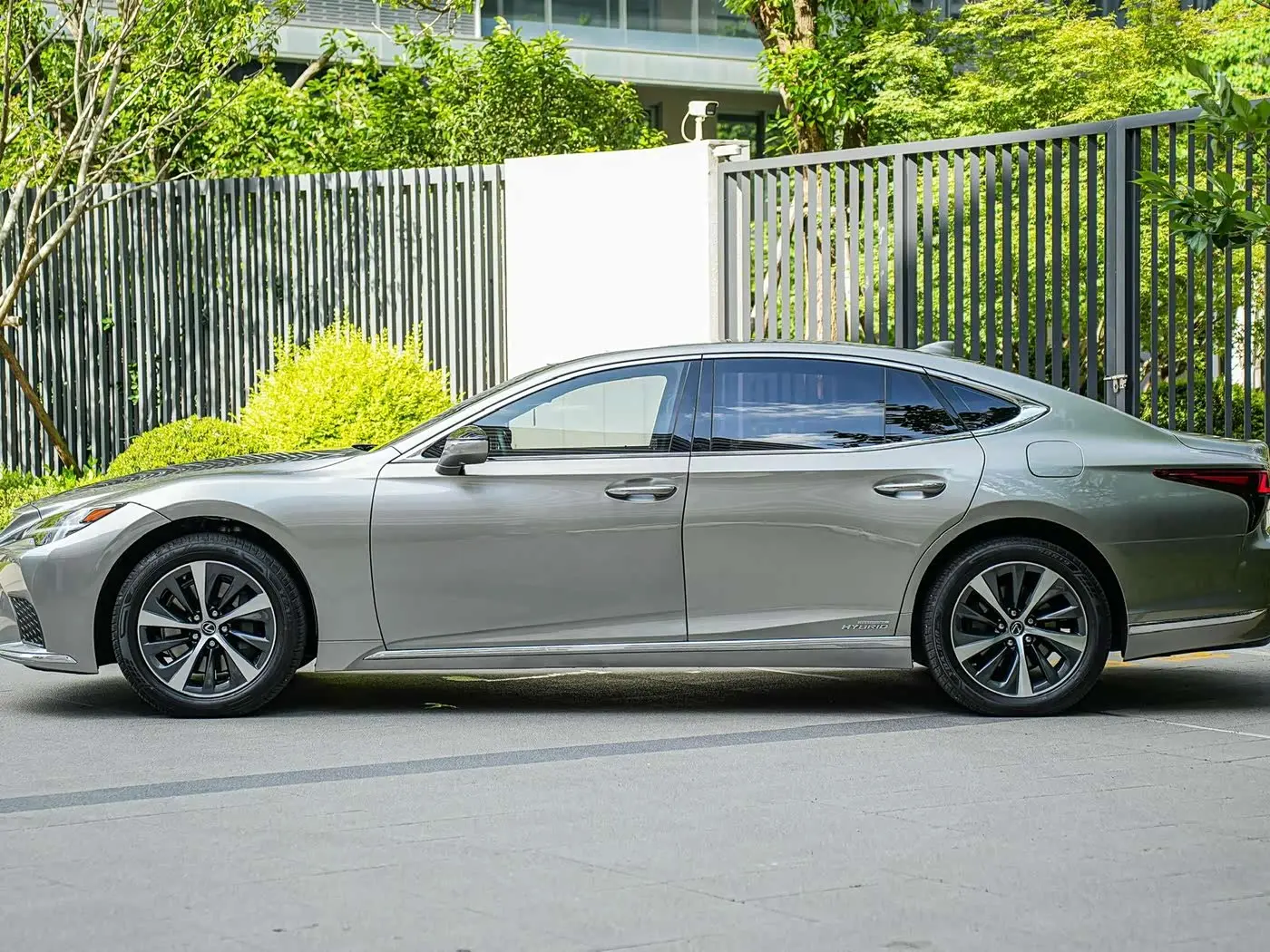 Lexus LS 2022 — Photo 7/20