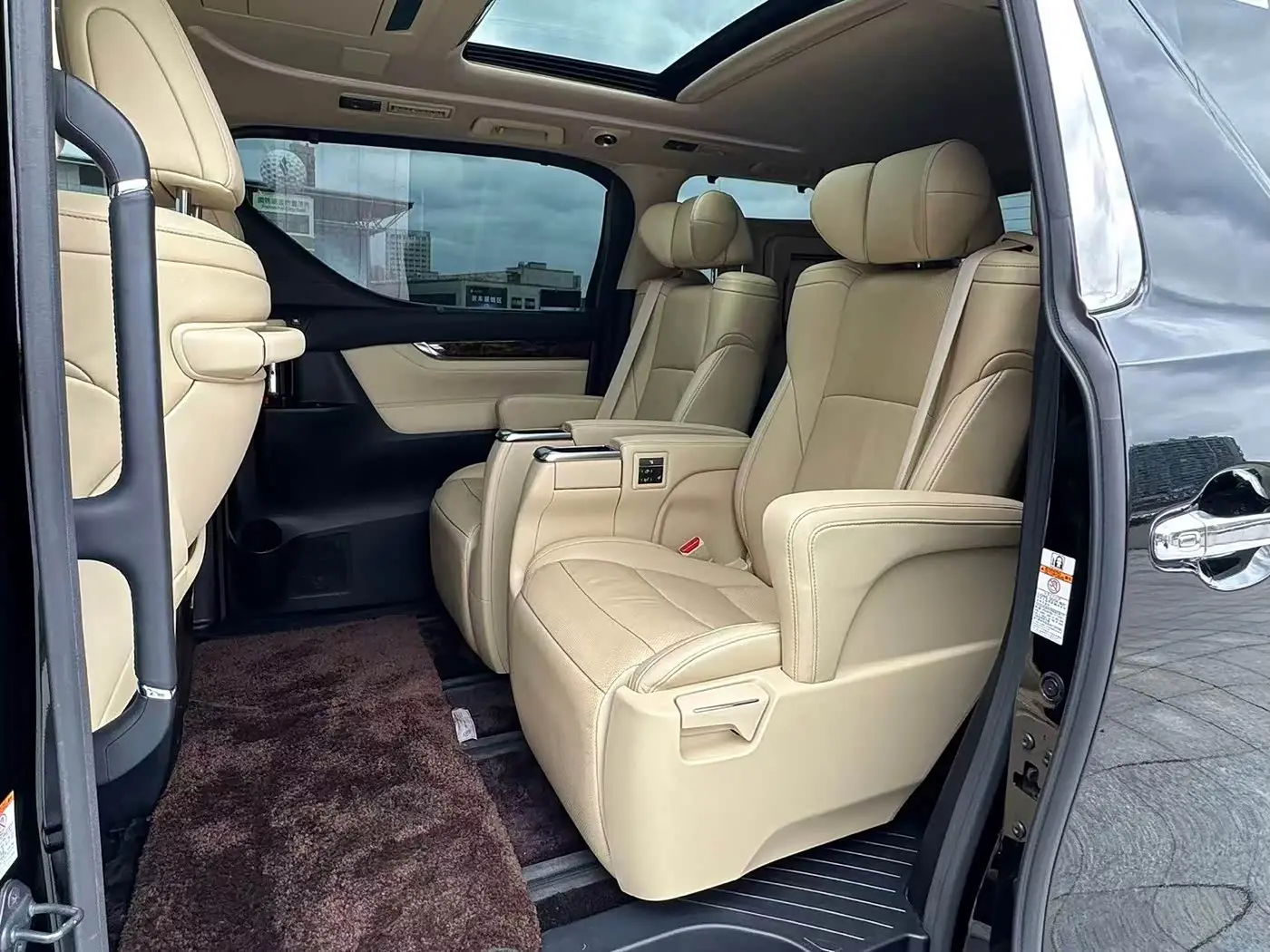 Toyota Alphard 2019 — Photo 11/12