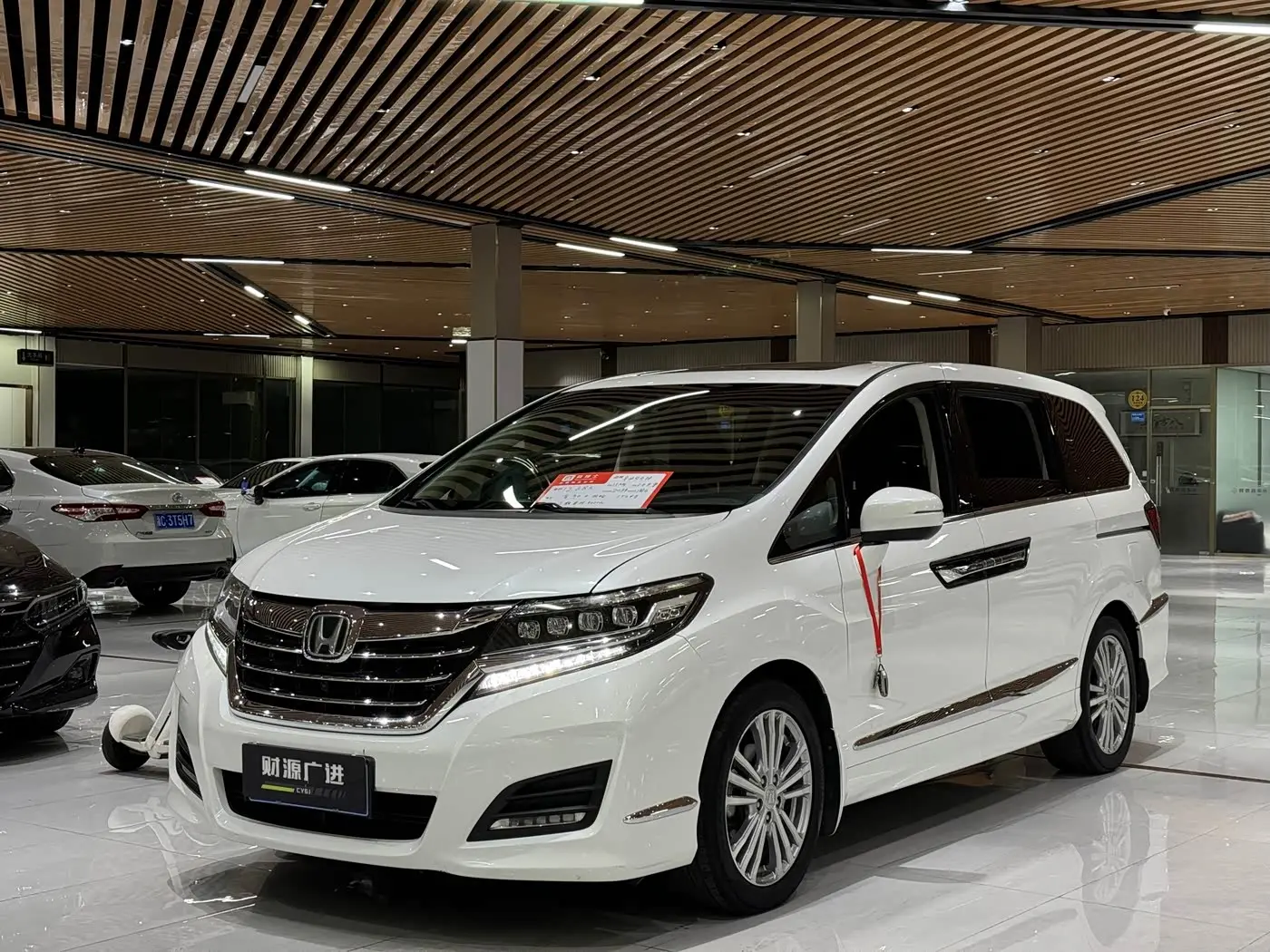 Honda Elysion 2018 — Photo 1/16