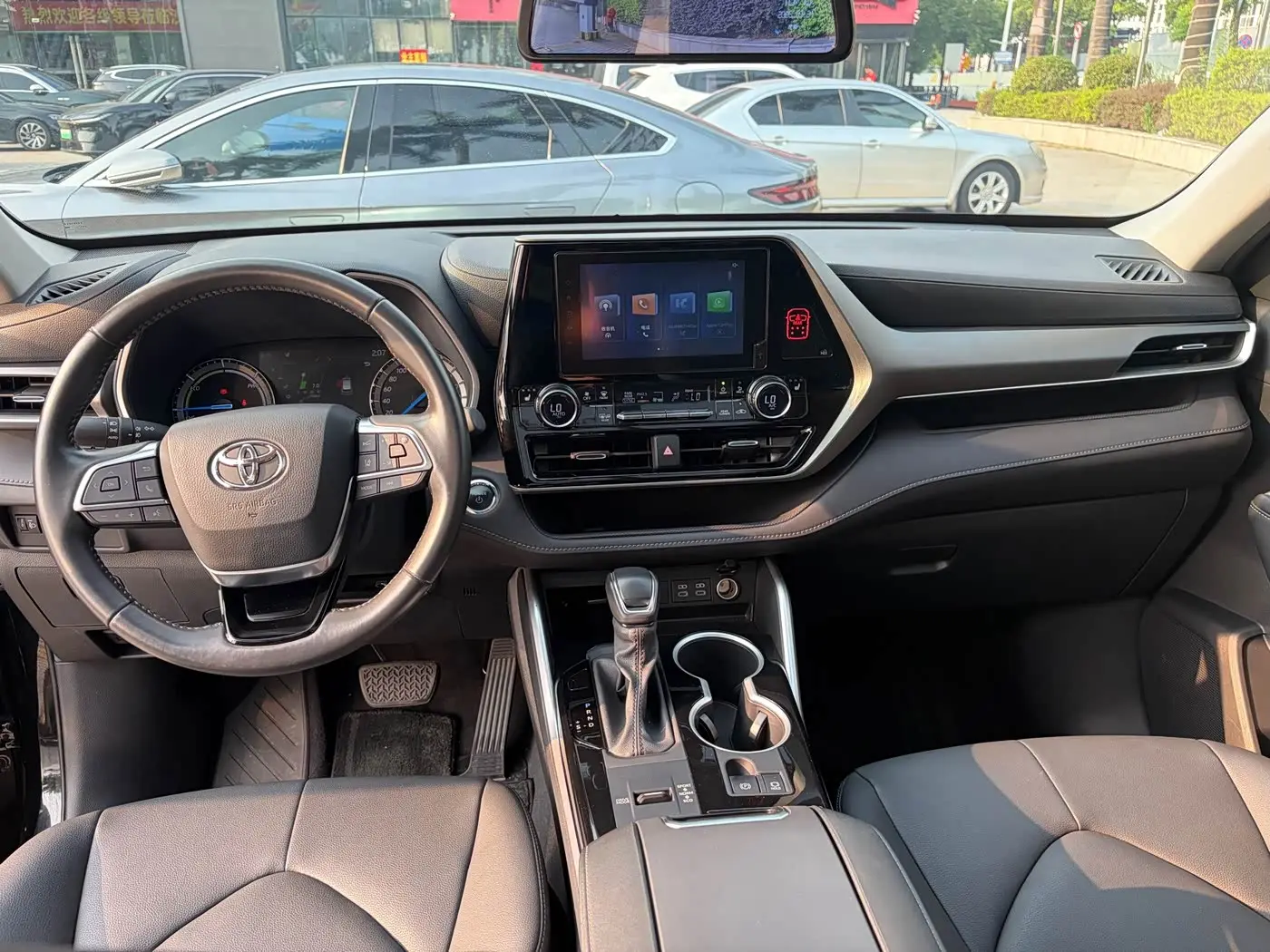 Toyota Highlander 2023 — Photo 19/20