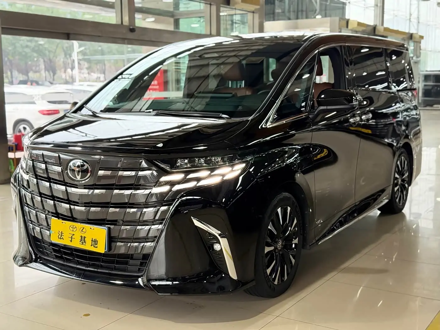 Toyota Alphard 2023 — Photo 4/20