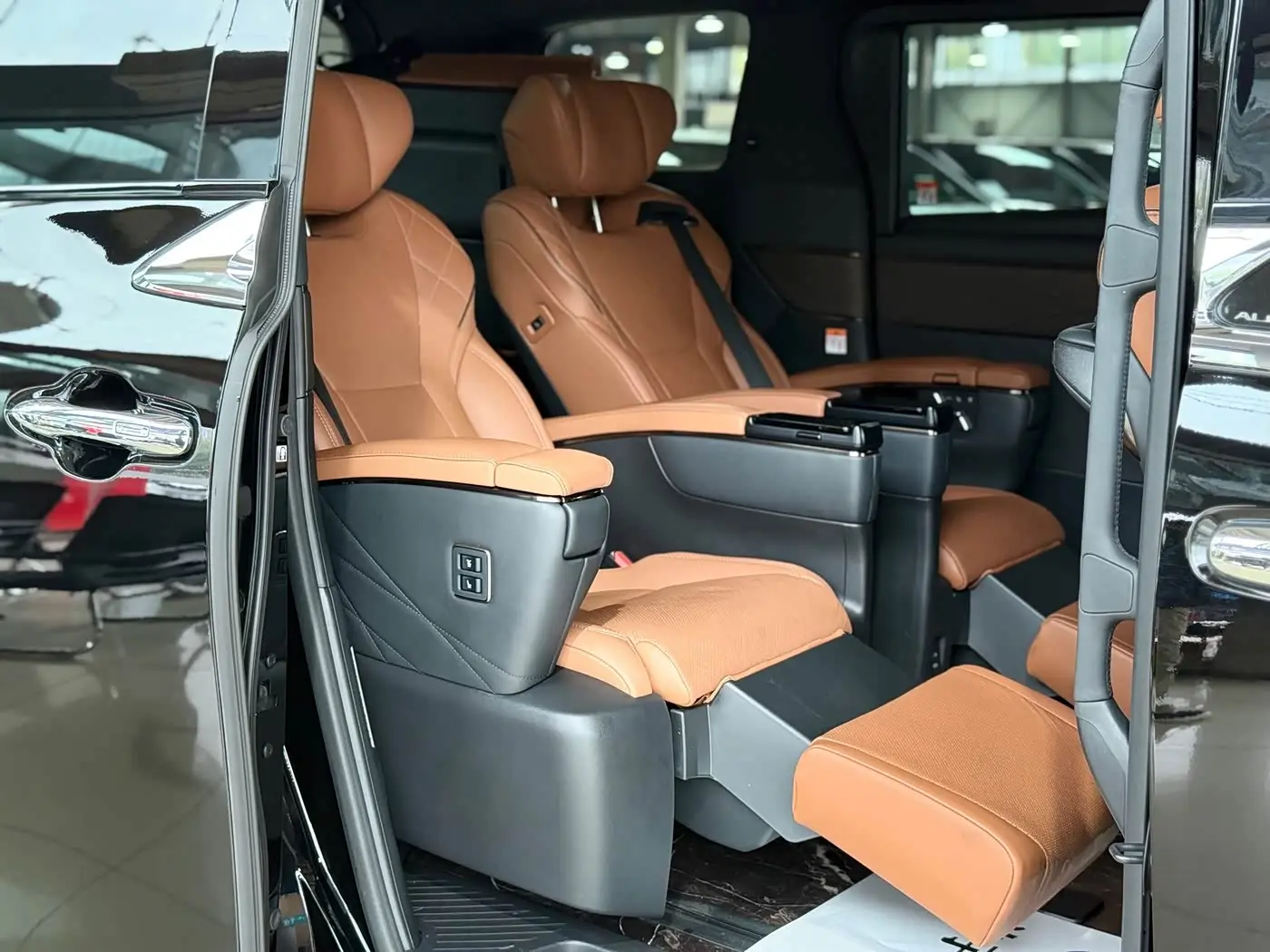 Toyota Alphard 2023 — Photo 17/20