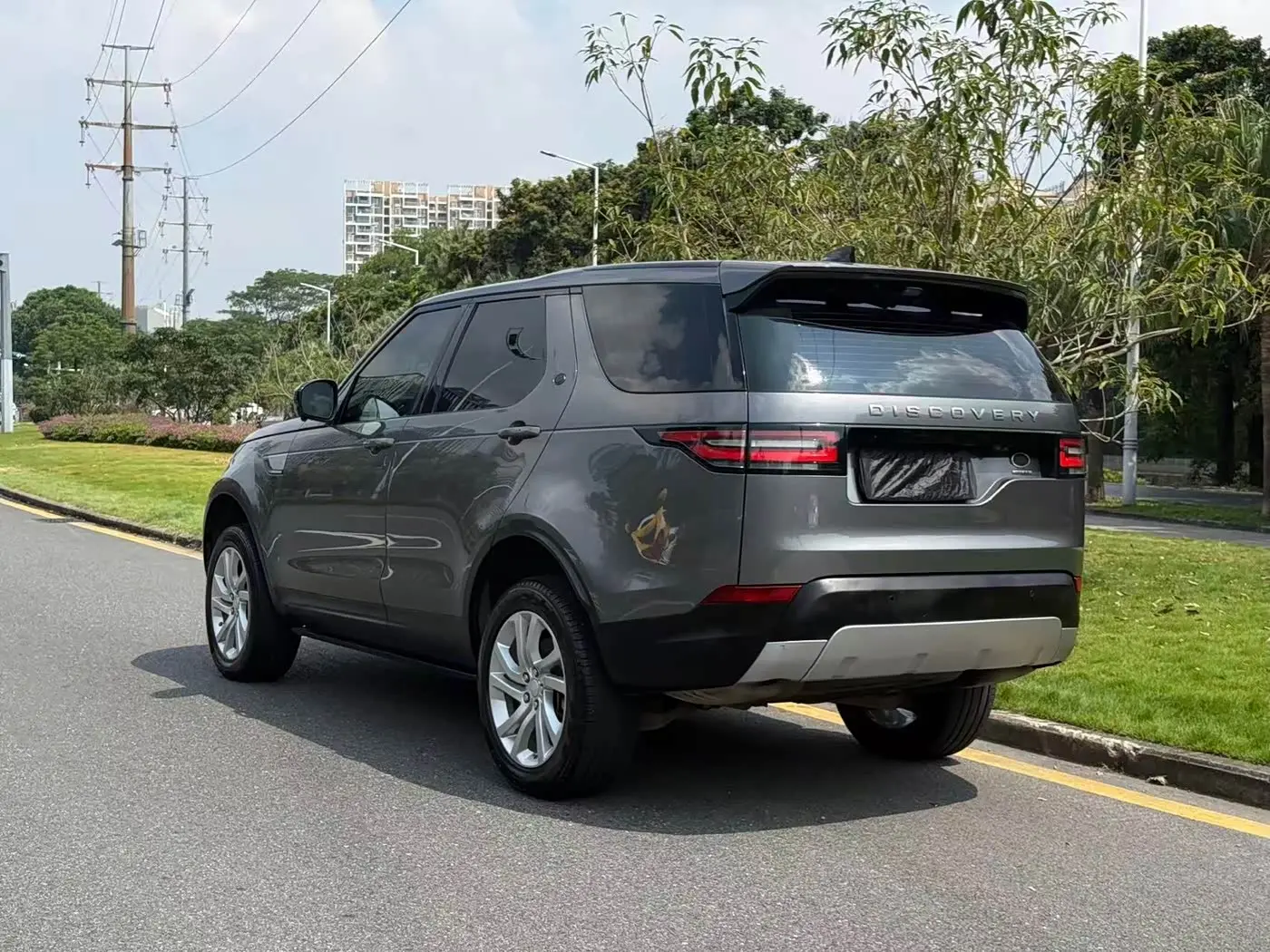 Land Rover Discovery 2018 — Фото 6/12