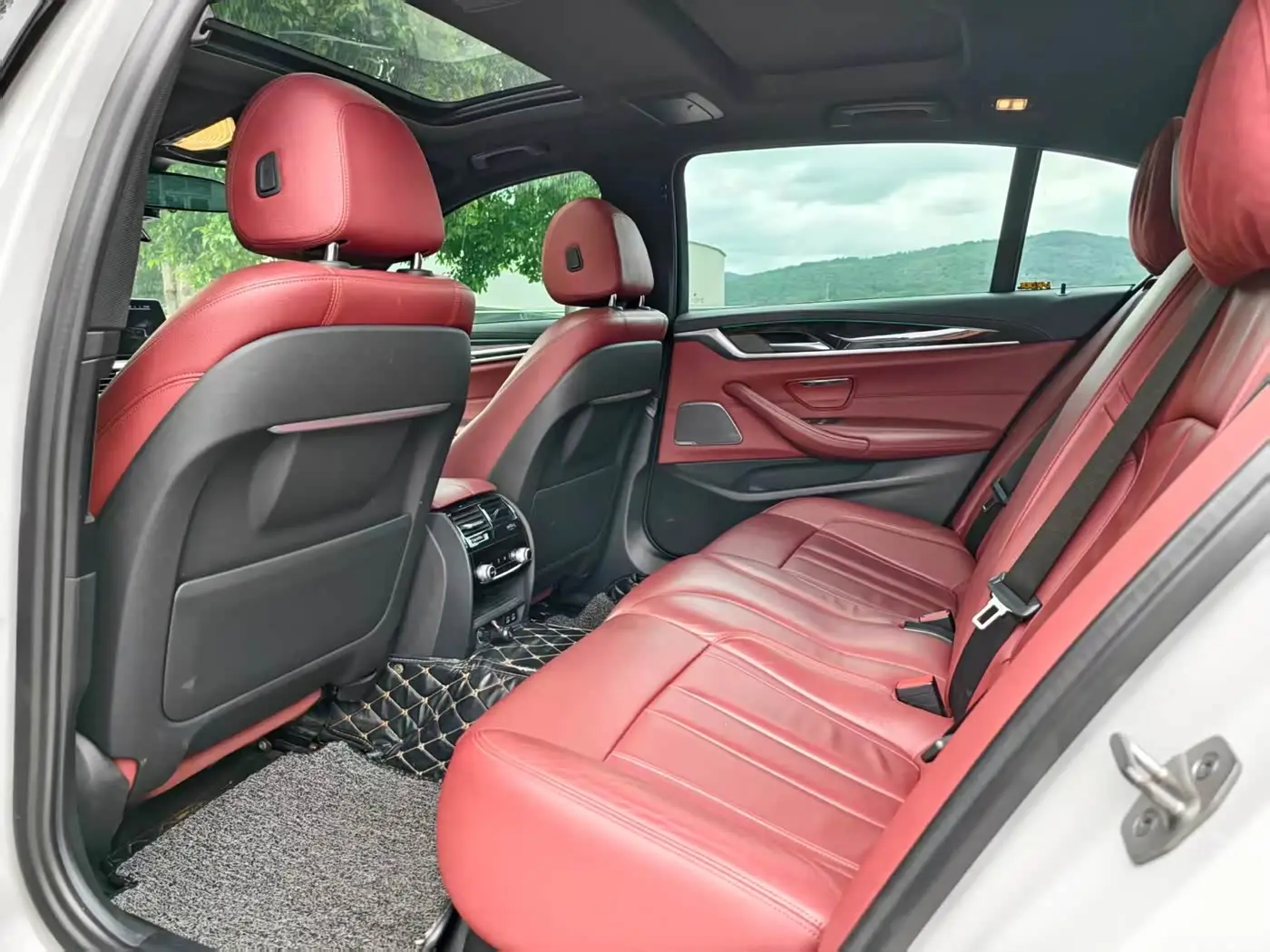 BMW 5 Series 2020 — Photo 13/14