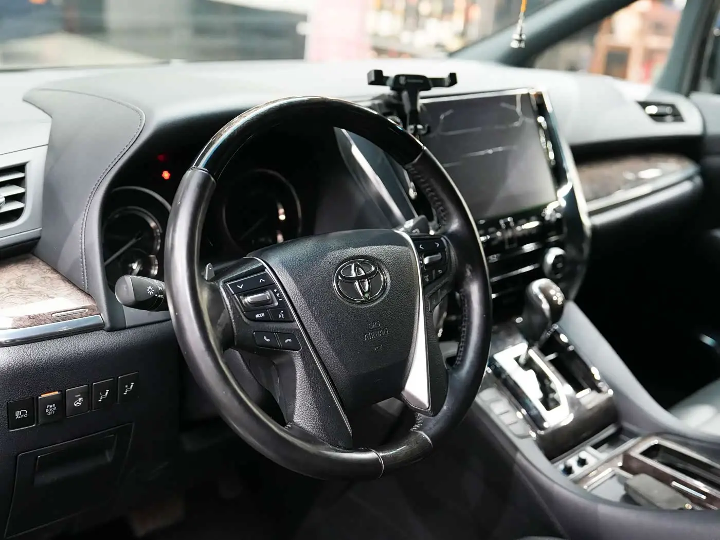 Toyota Alphard 2022 — Photo 17/20