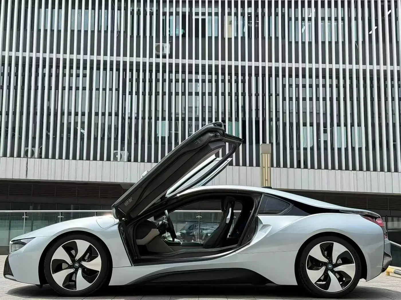 BMW i8 2016 — Фото 5/9