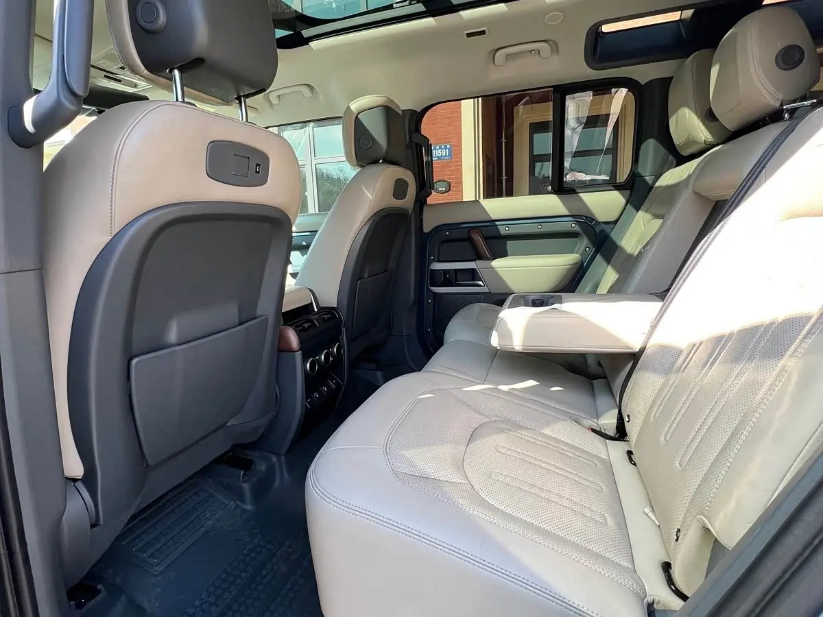 Land Rover Defender 2021 — Photo 11/16