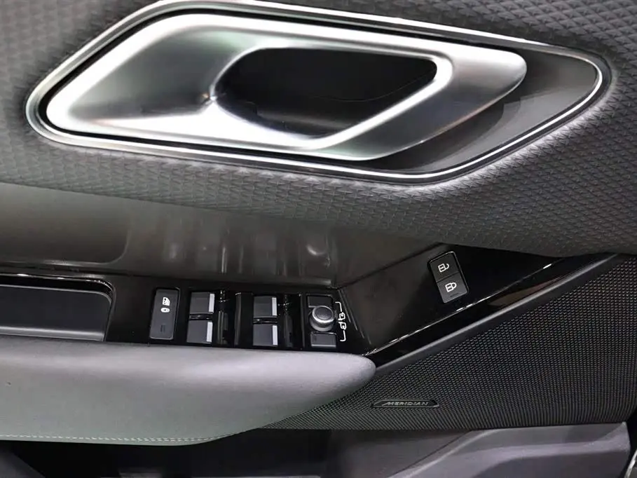 Land Rover Range Rover Velar 2023 — Photo 18/20