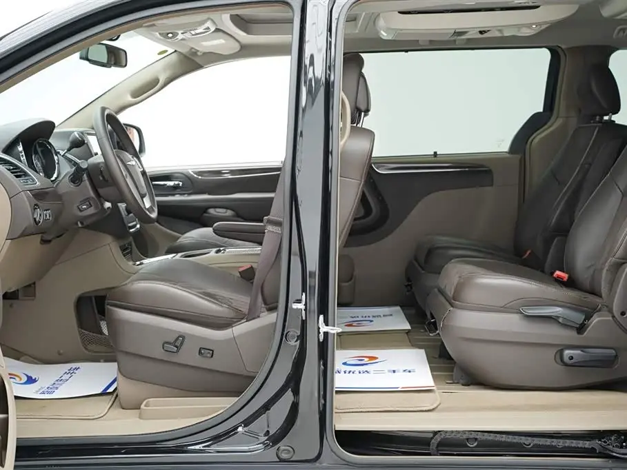 Chrysler Grand Voyager 2017 — Şəkil 10/20